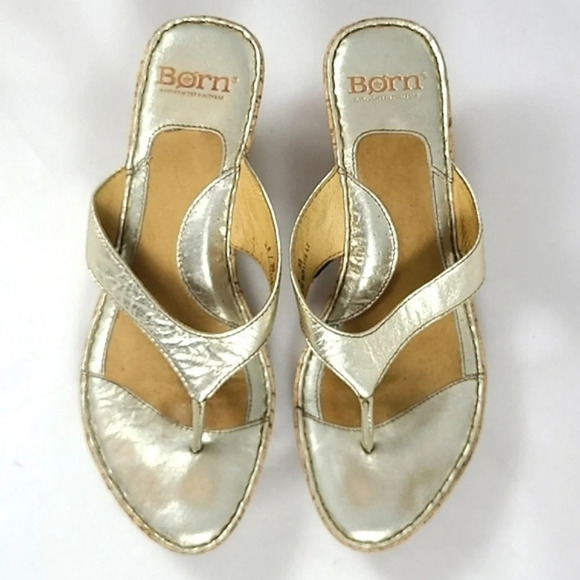 ⭐️$3/ $30⭐️ Born Leather Gold Thong Cork Wedge Cushioned Sandals Sz 39/8 - Picture 2 of 13